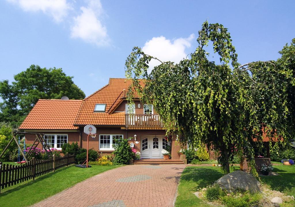 Pension Burggaststaette Heyken Hotel Neuharlingersiel Exterior photo