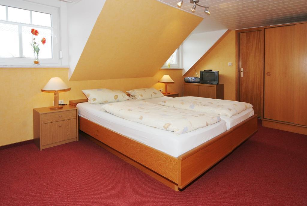 Pension Burggaststaette Heyken Hotel Neuharlingersiel Room photo